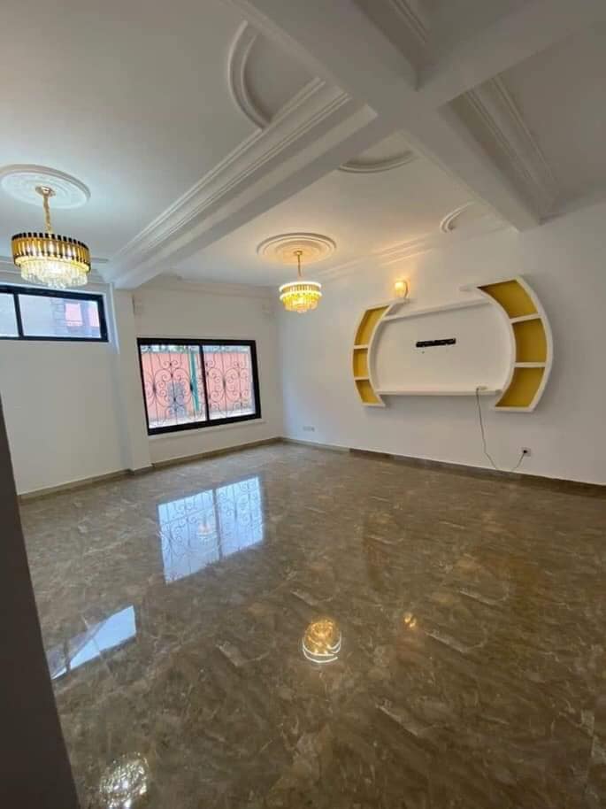 Appartement haut standing avec gardien forage parking à Odza petit marché