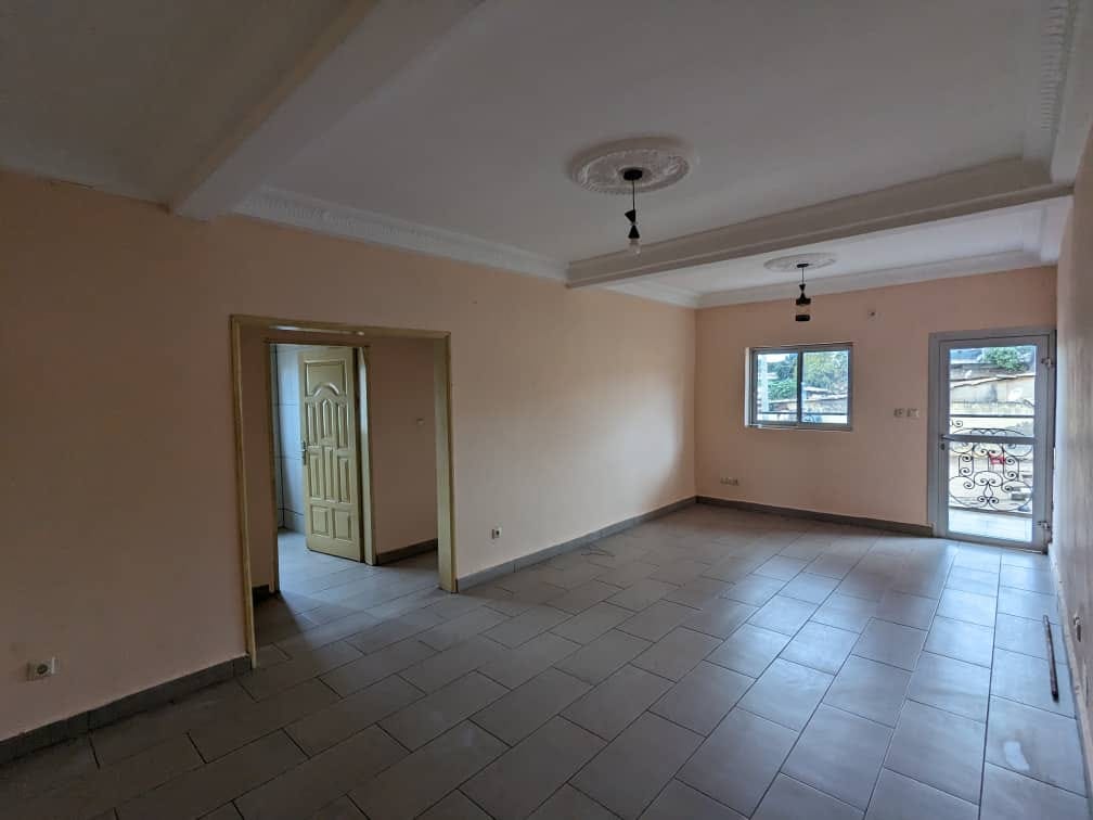 Appartement avec gardien forage parking à Essomba.Accès à pieds