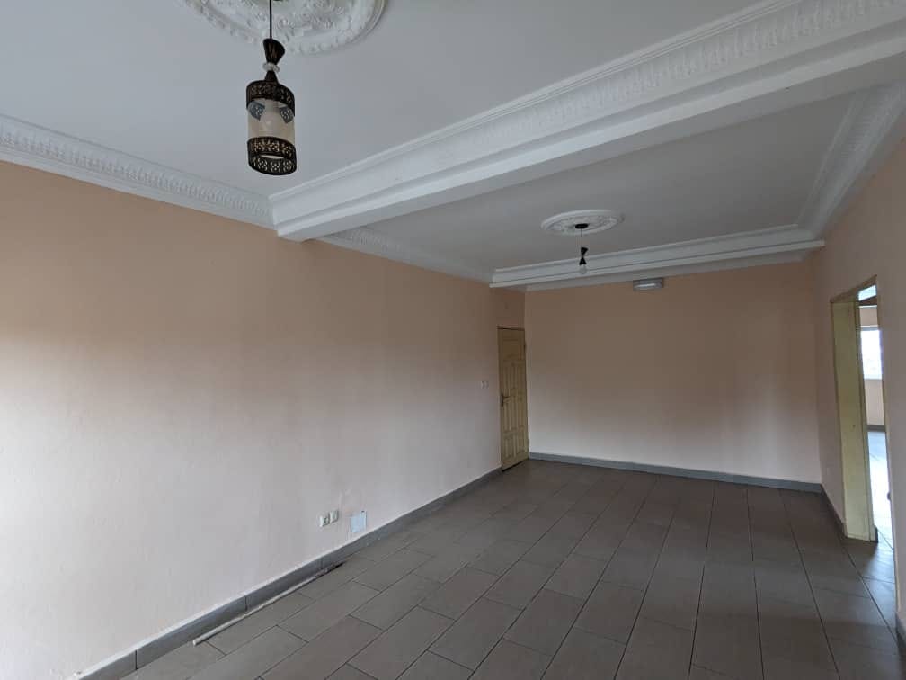 Appartement avec gardien forage parking à Essomba.Accès à pieds