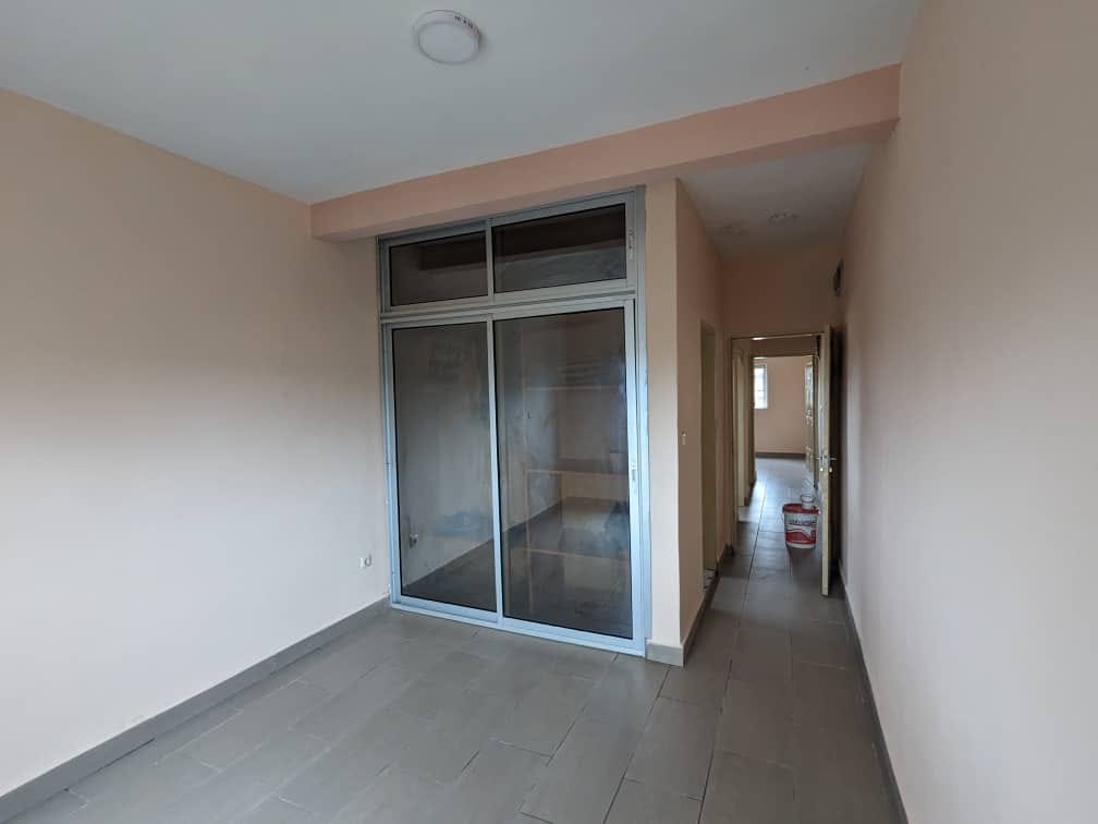 Appartement avec gardien forage parking à Essomba.Accès à pieds