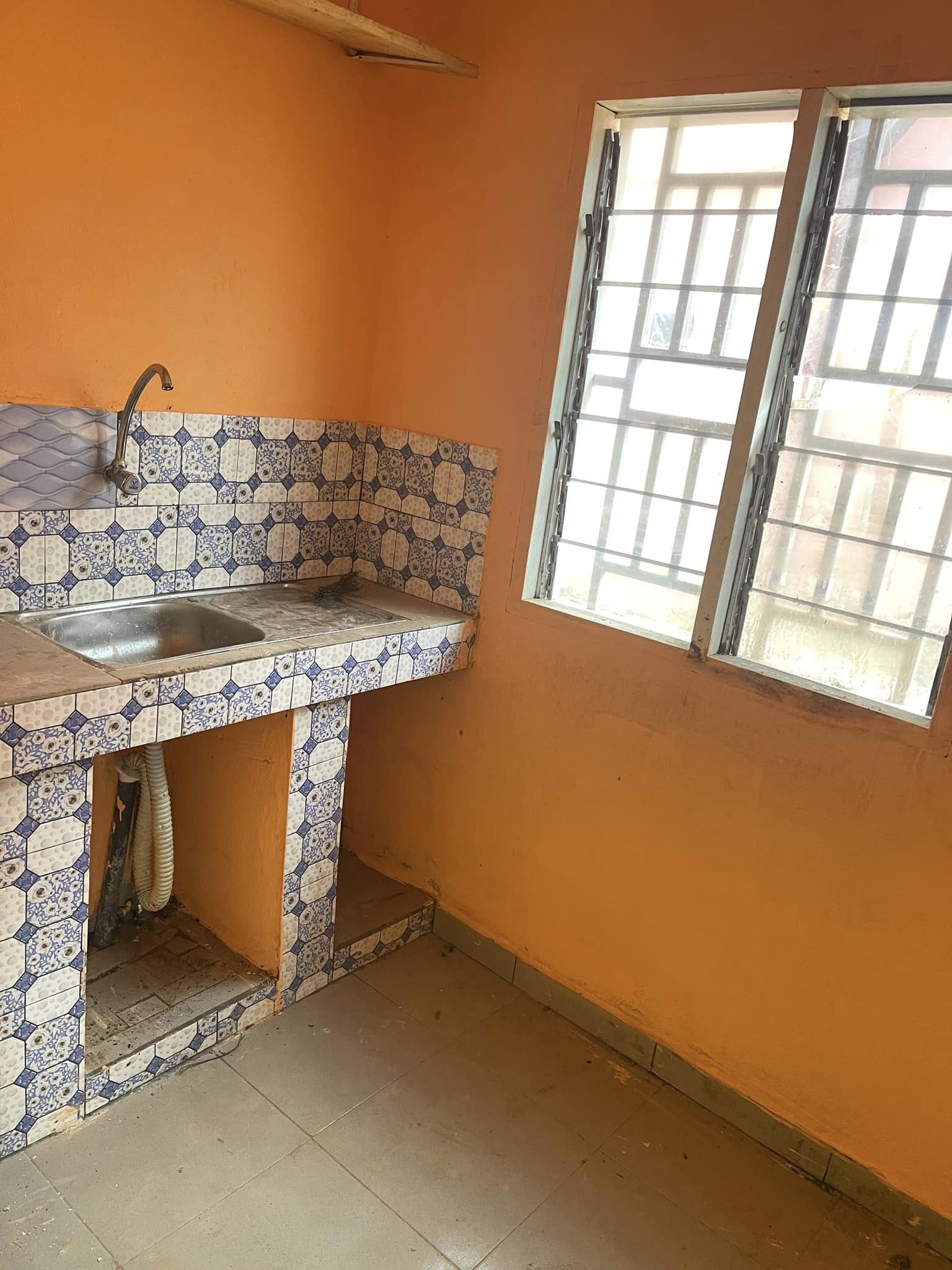 Studio avec forage parking à Nkoabang. Moto