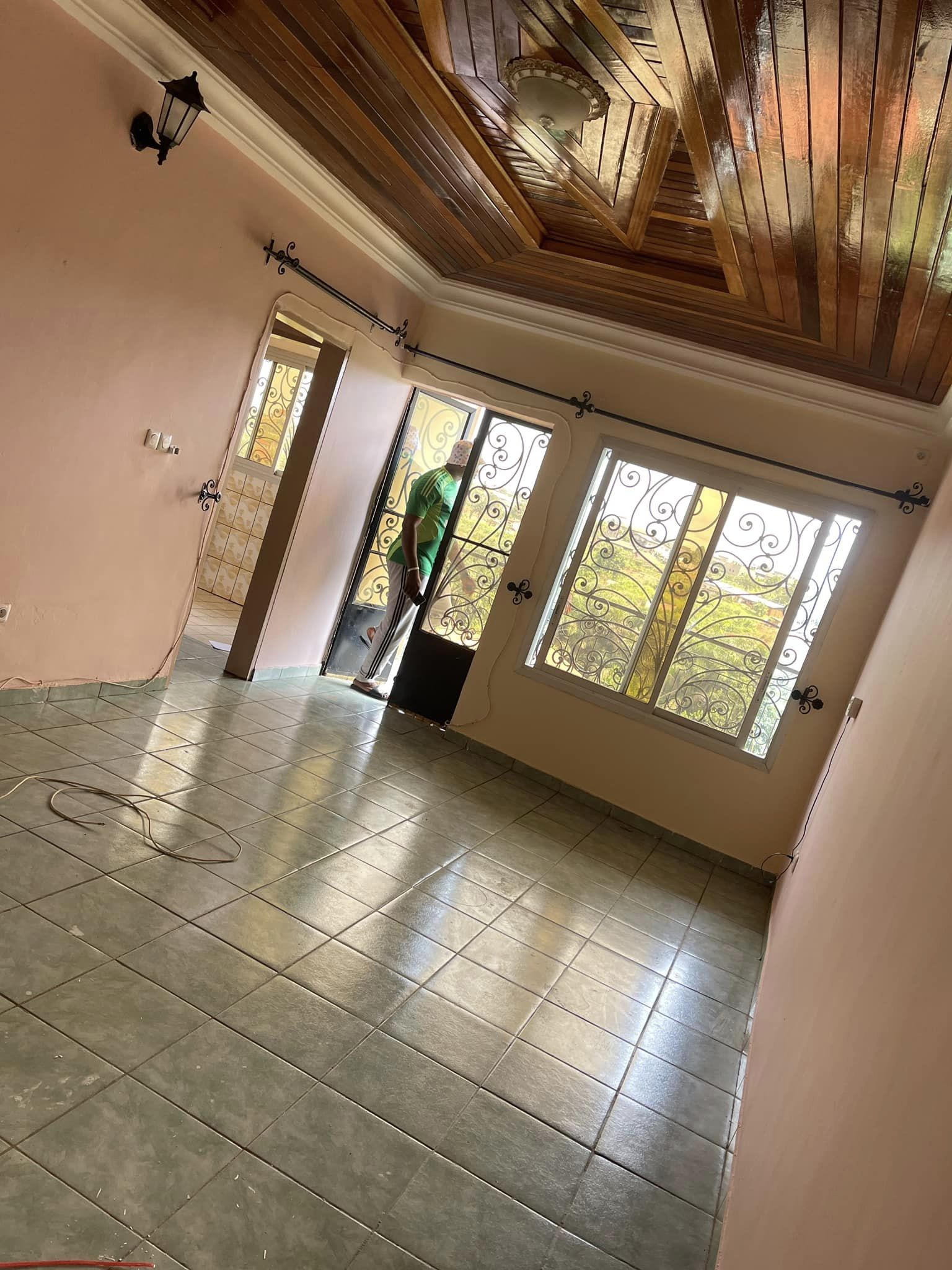 Beau studio avec eau chaude forage parking à Odza. Moto