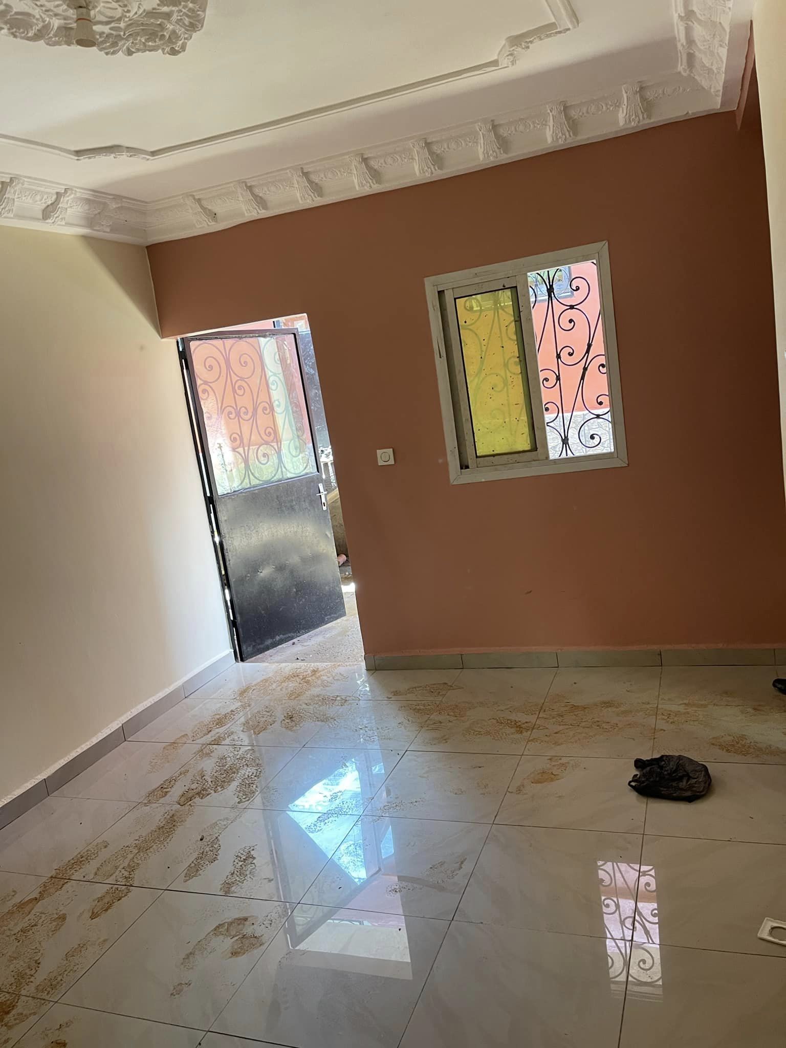 Studio neuf avec gardien forage parking à Odza Meyo.Pas de cuisine