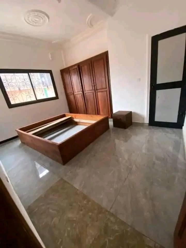 Appartement haut standing avec gardien forage parking à Odza petit marché.Moto