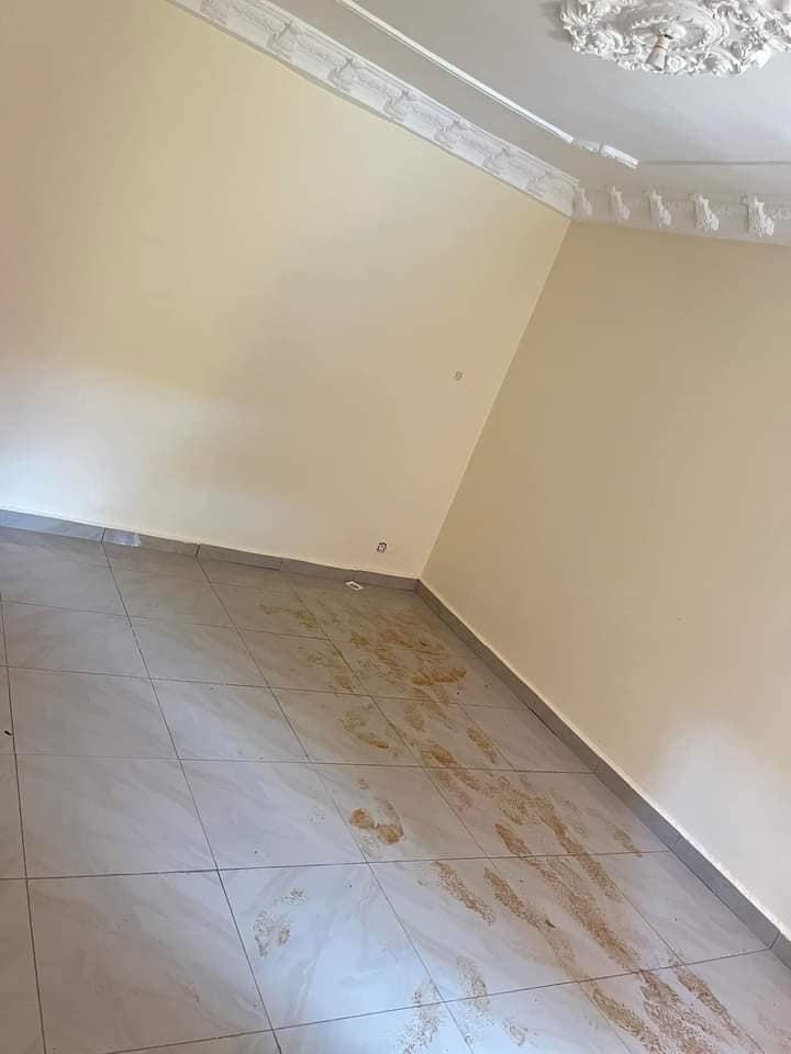 Beau Studio neuf avec gardien forage parking à Odza Meyo.Moto 200F