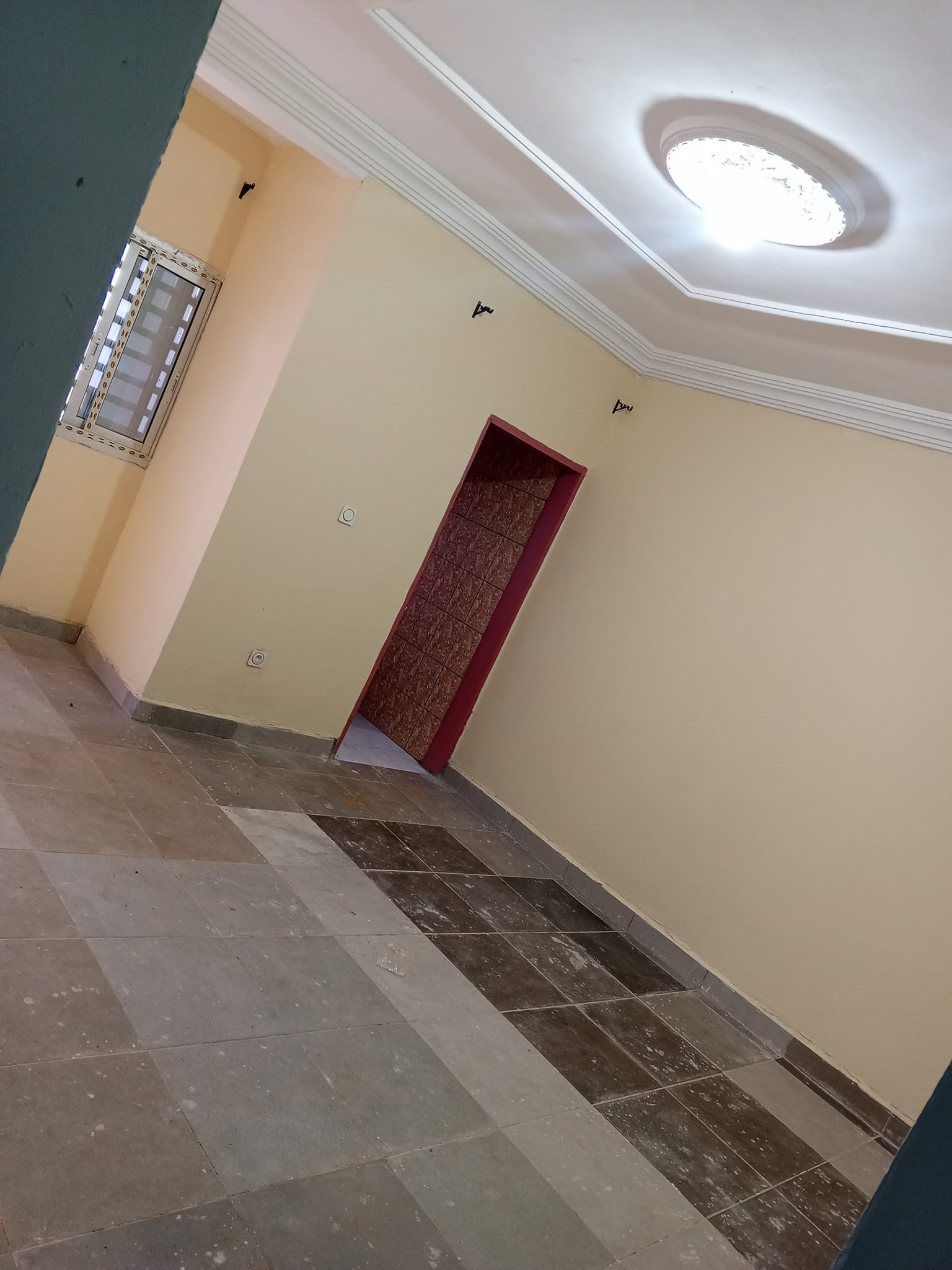 Beau studio neuf avec forage parking à Nkoabang 10eme arrêt.Moto200