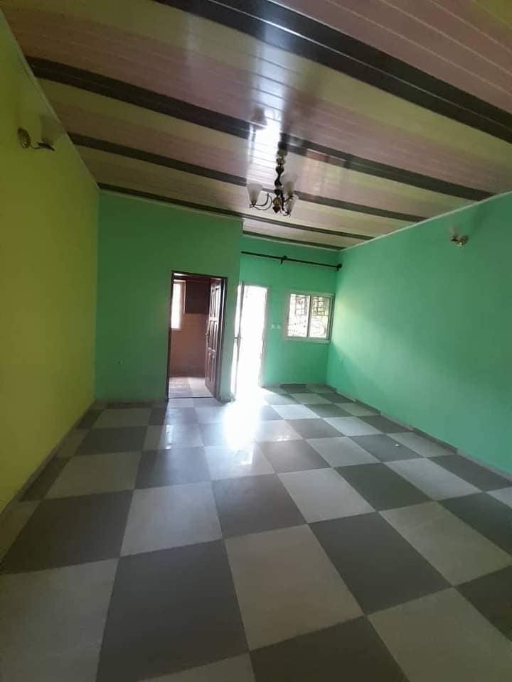 Studio avec forage parking à Nkolfoulou,Moto 100F accès goudronné