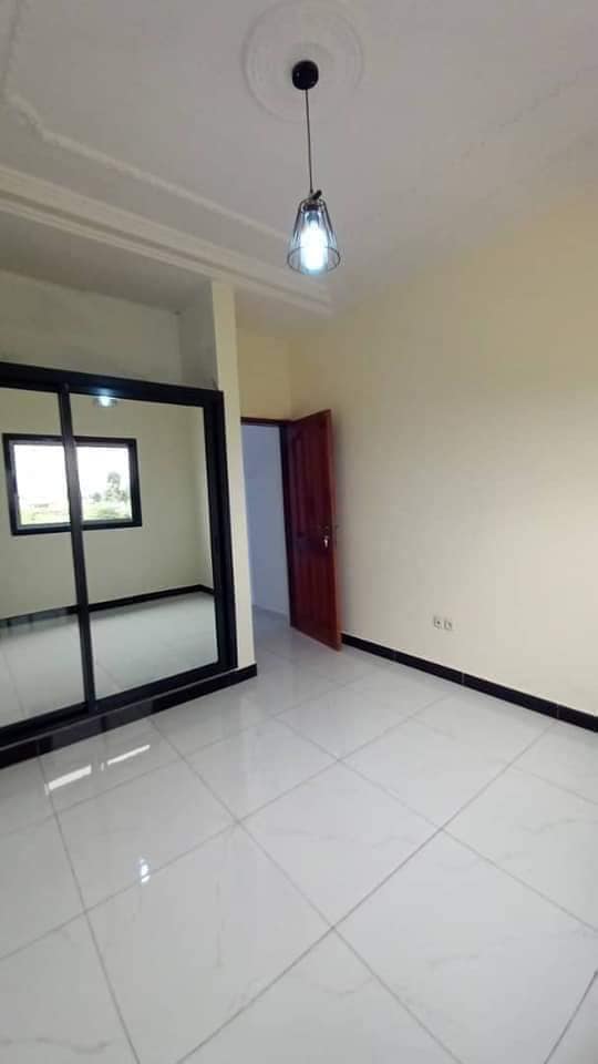 Beau Studio spacieux avec eau chaude Gardien forage parking à Odza Fecafoot