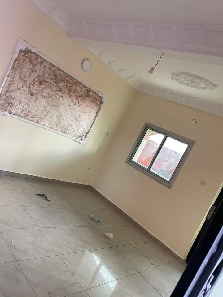 Appartement neuf avec gardien forage parking à Odza Meyo.Moto 200f