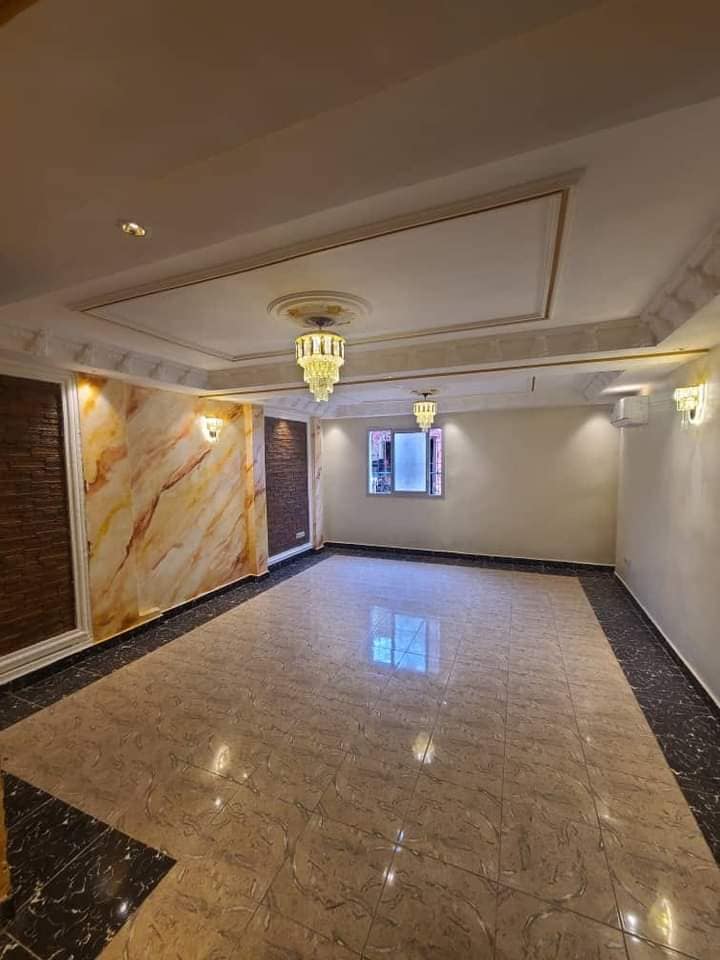 Vaste studio avec clim eau chaude gardien forage parking à Odza B10