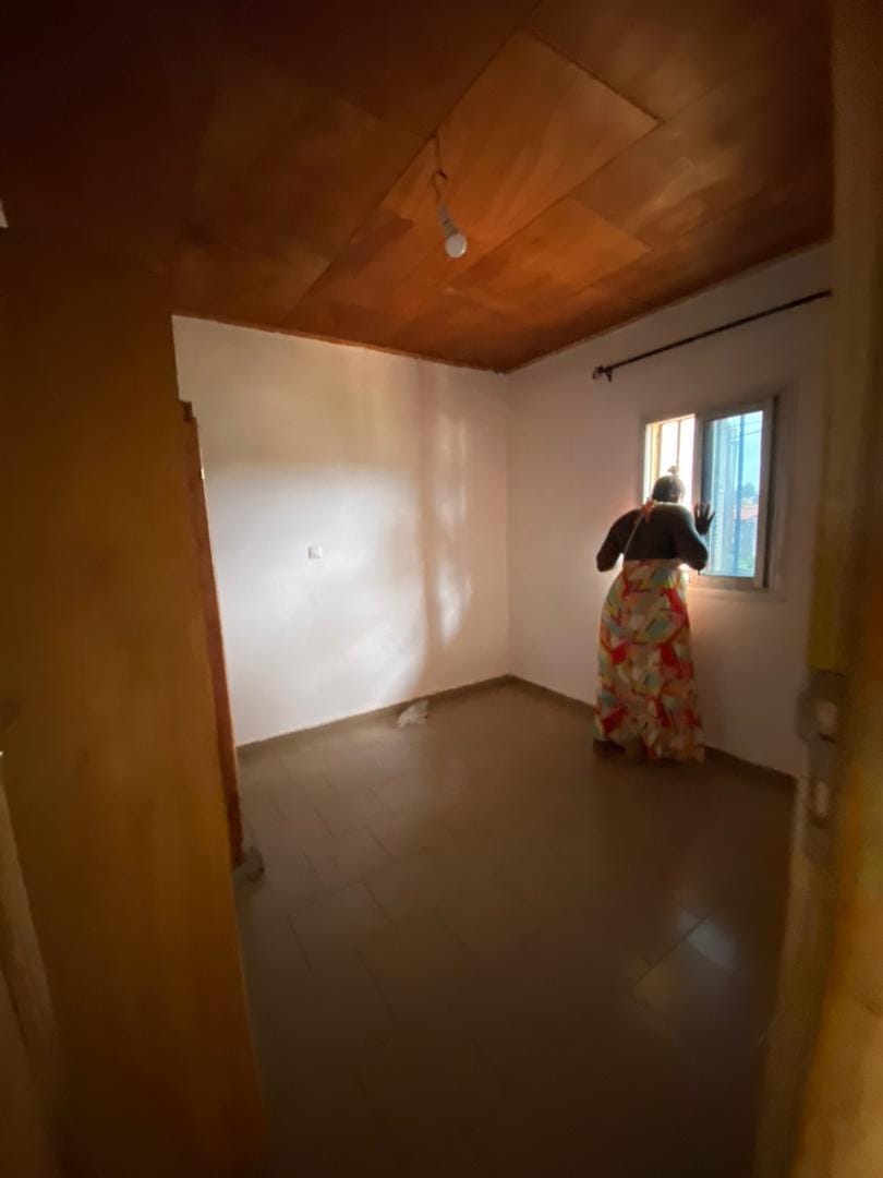 Studio avec,forage parking à Fougerole Nkong