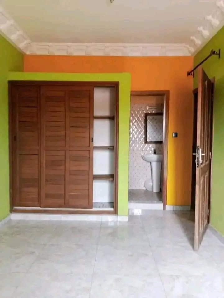 Appartement haut standing avec gardien parking, forage à Ngousso.