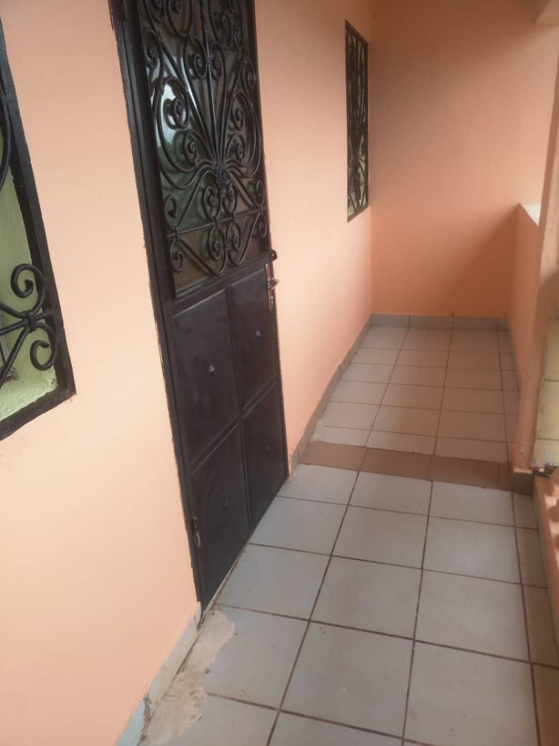 Appartement a l'étage à Biyemassi