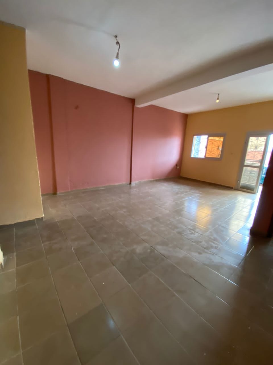 Appartement avec,forage parking à Nkoabang.