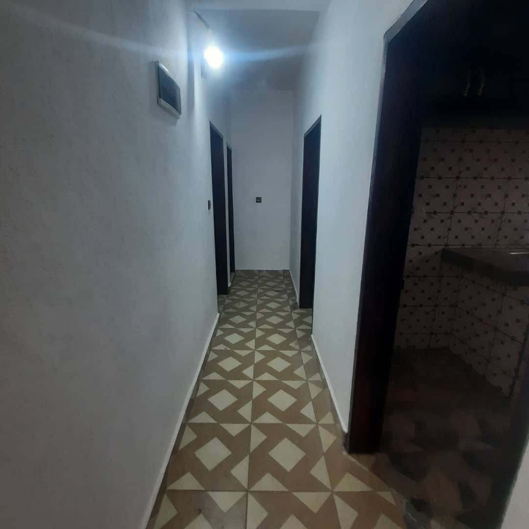 Studio neuf avec forage parking à Nkoabang.