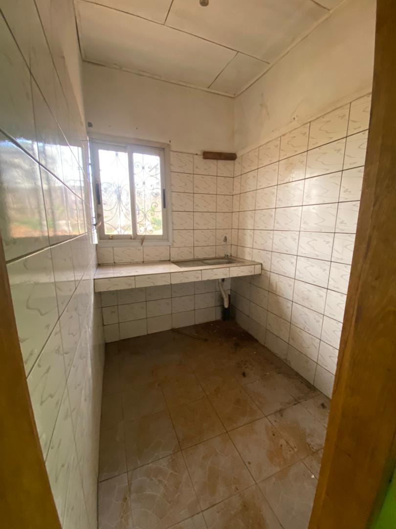 Vaste studio à Mimboman Opep