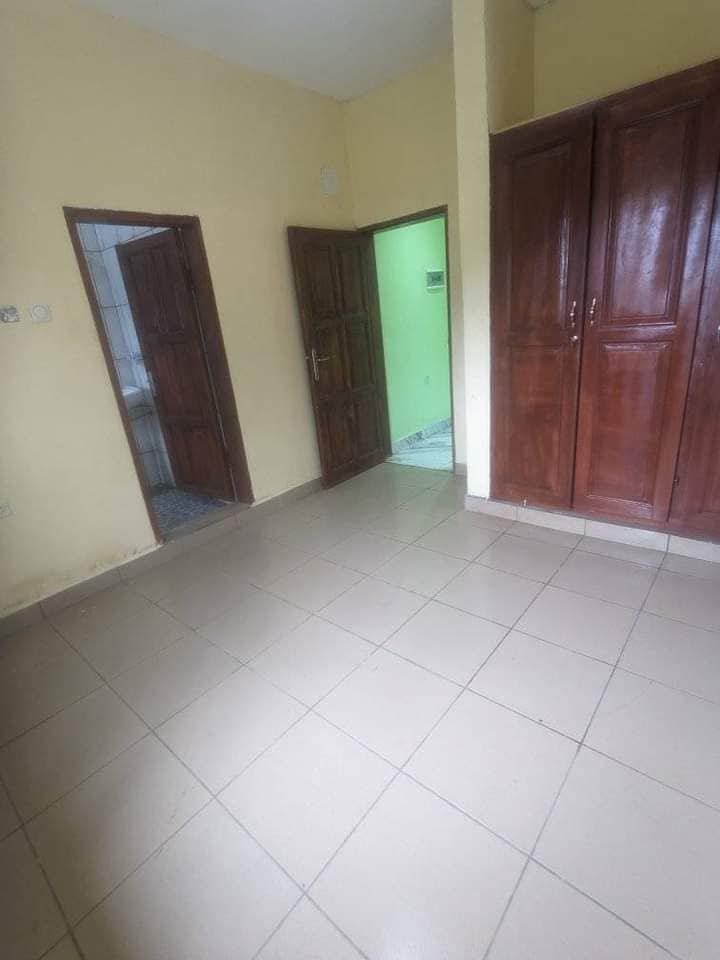 Appartements avec, forage parking à Mendong .Moto 200F