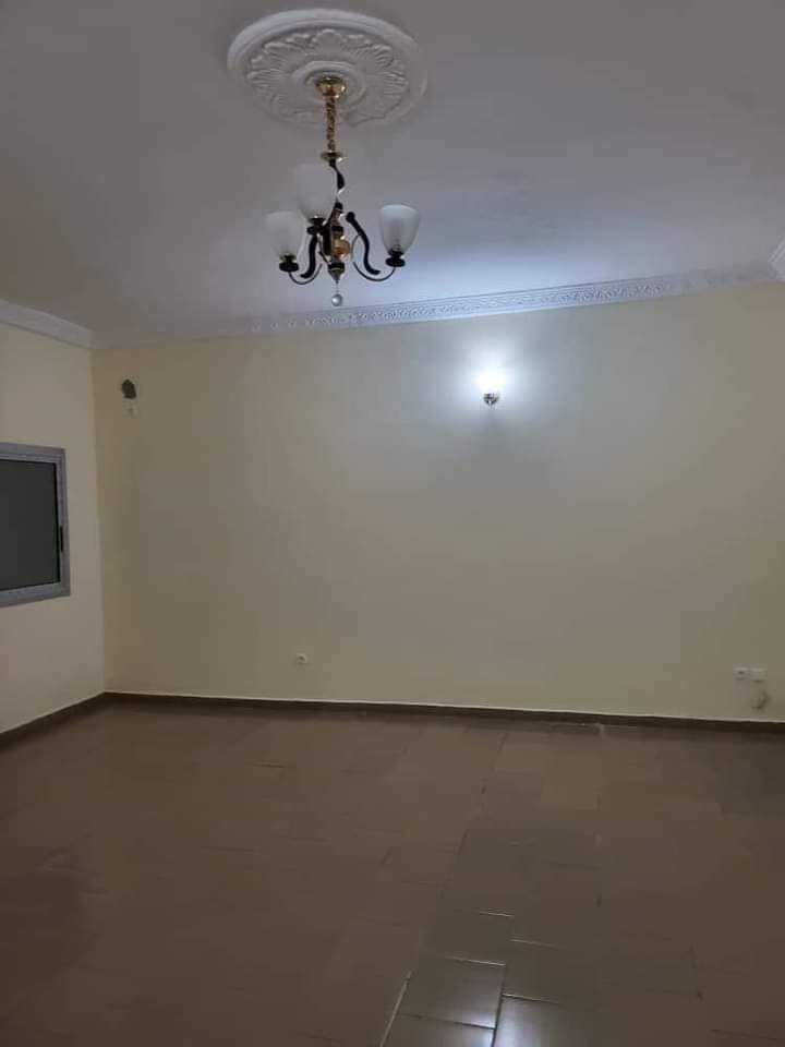 Appartements avec, forage parking à Odza Nkolnda