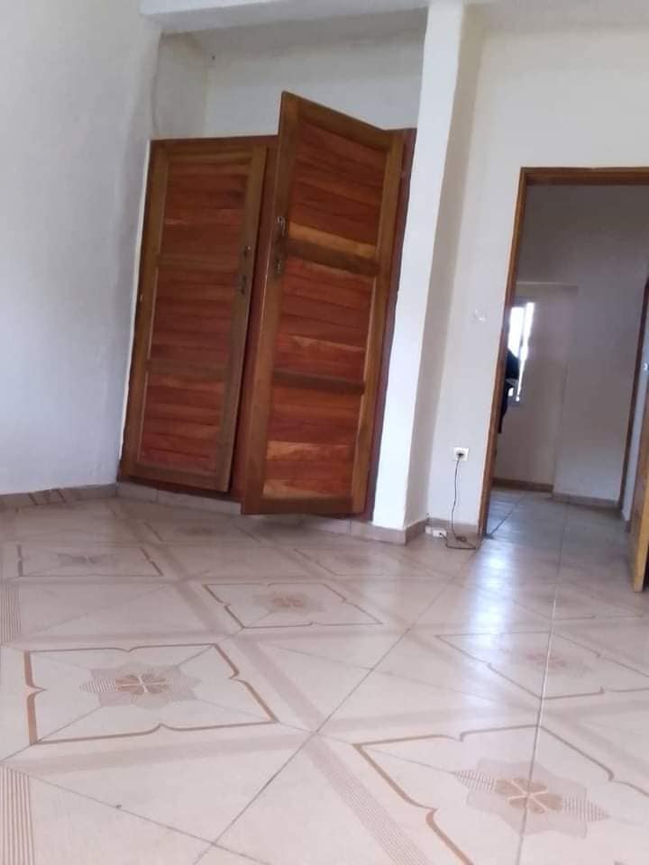 Appartement propre avec parking à Odza Happy