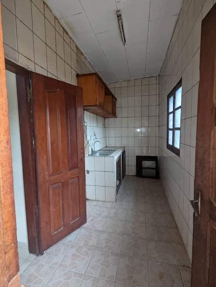 Appartement à Odza petit marché.