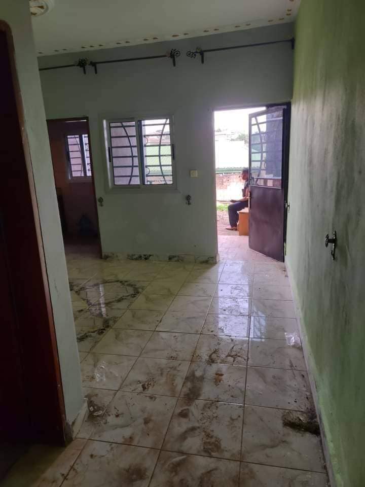 Studio neuf avec parking à Ekoumdoum.