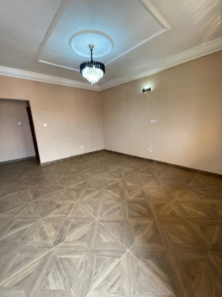 Appartement neuf avec eau chaude gardien parking forage à Nkolfoulou. Accès goudronné