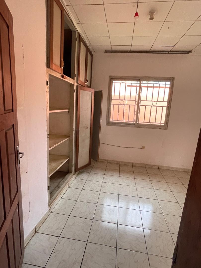 Grande villa avec clim espace vert panneaux solaires interphone parking à l'entrée Nkolmesseng