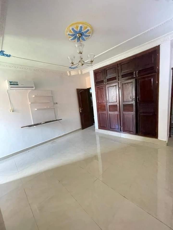 Appartement haut standing avec clim eau chaude parking gardien, baignoire à Ngousso bordure de route