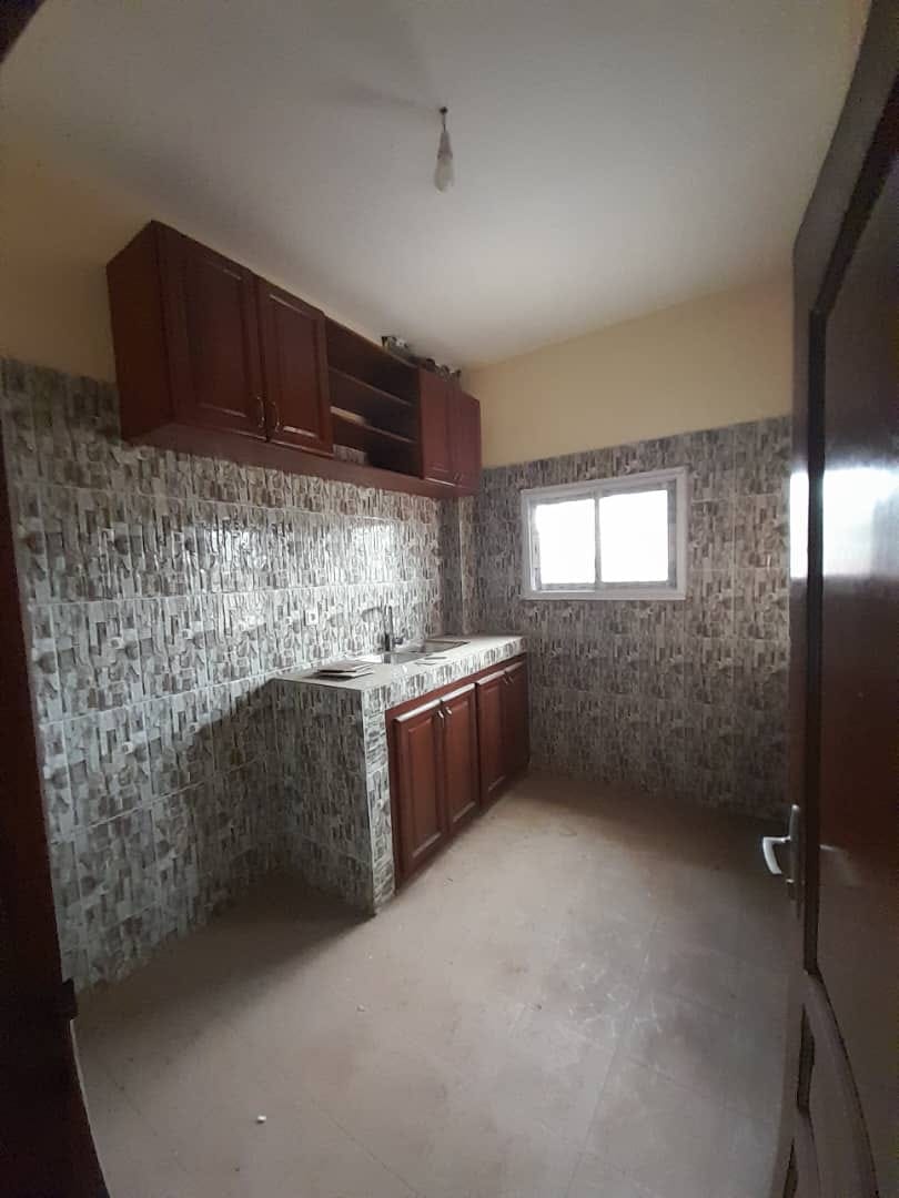 Vaste studio avec parking gardien, forage à Nkolfoulou bordure de route principale