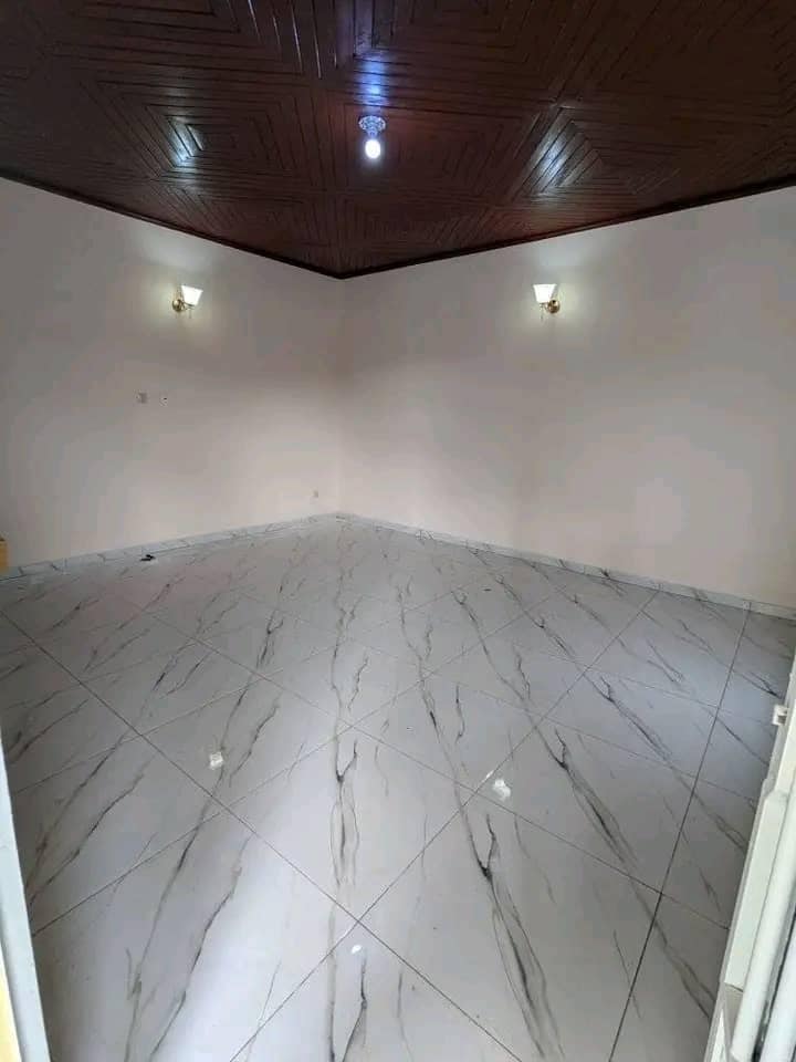 Studio neuf avec eau chaude parking forage à Tsinga village