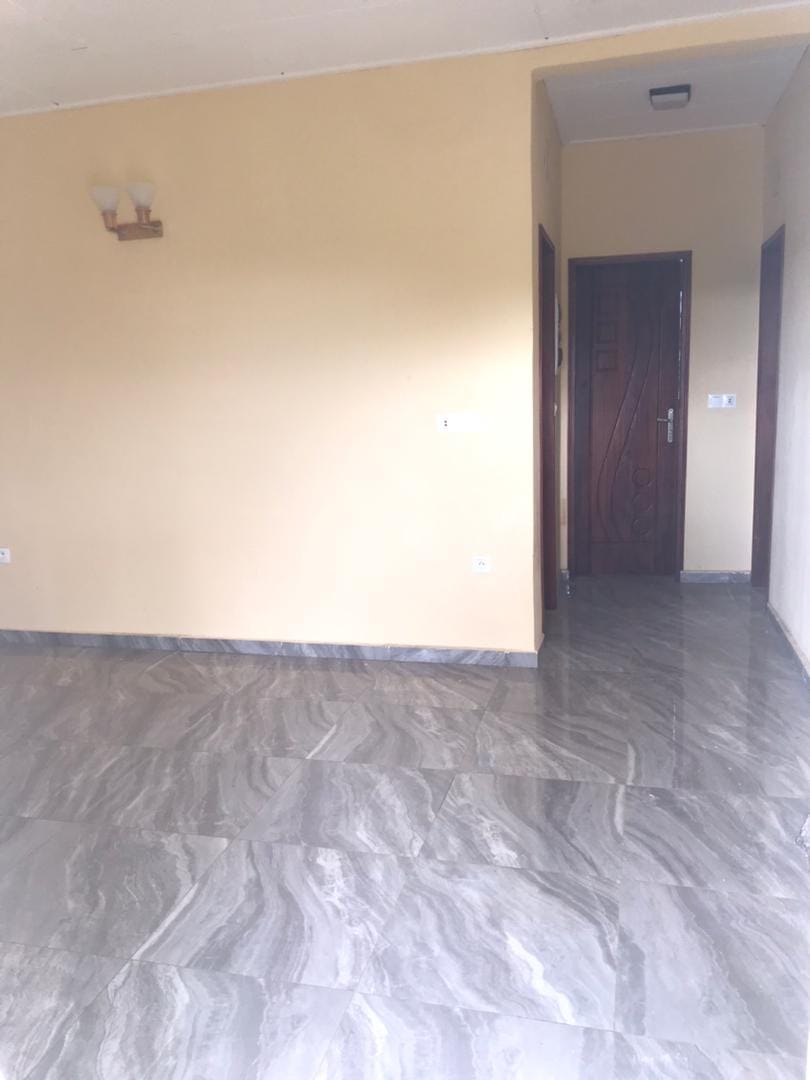 Studio pour bureaux ou habitation, avec forage gardien à Nlongkak