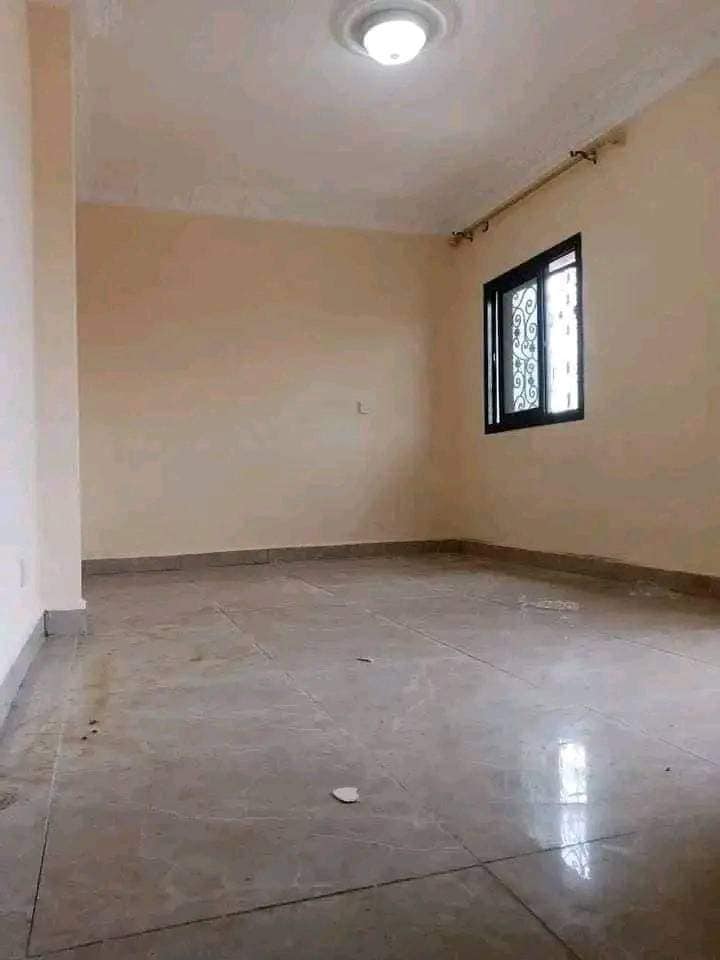 Appartements neufs avec gardien, forage parking à Nkolfoulou. Accès facile