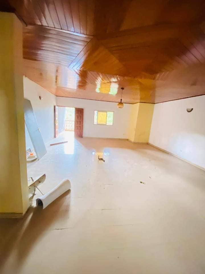 Vaste Appartement neuf avec gardien, forage parking à Messassi