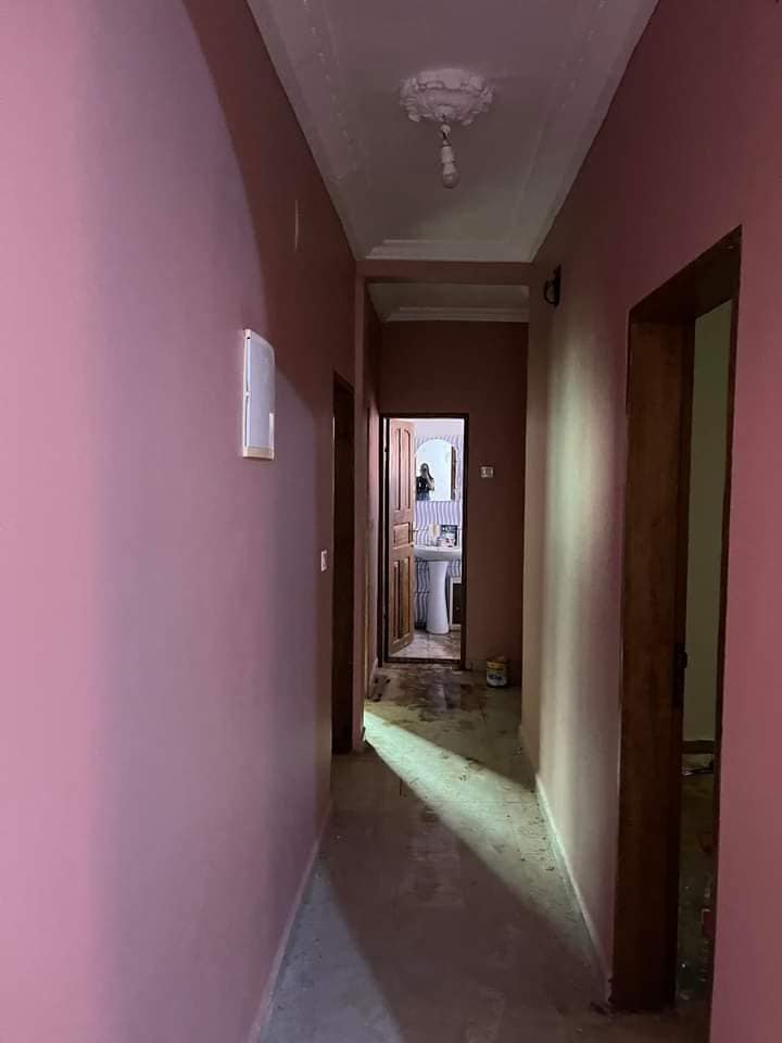 Vaste Appartement neuf avec gardien forage parking à Odza Meyo. Moto 200f