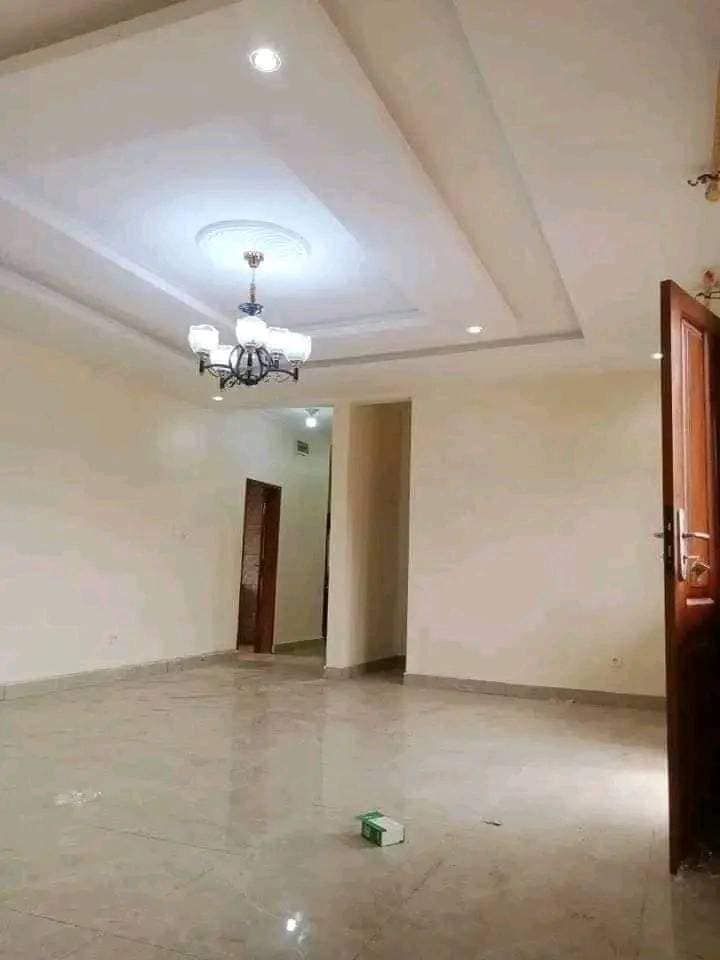 Appartements neufs avec gardien forage parking à Nkolfoulou.Accès facile