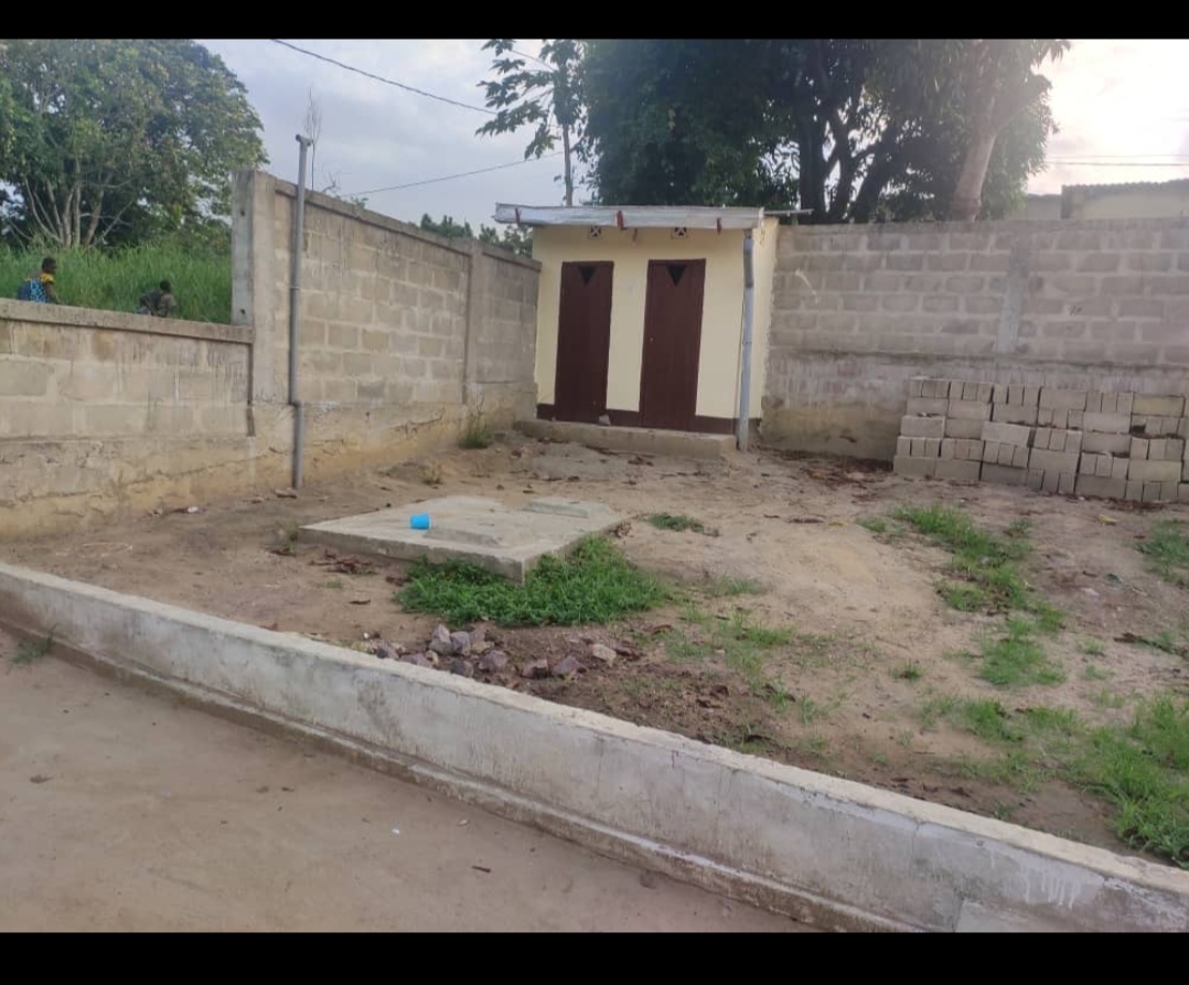 Parcelle avec maison à vendre à Kimpouomo (Madibou) Parcelle avec maison à vendre à Kimpouomo (Madibou)