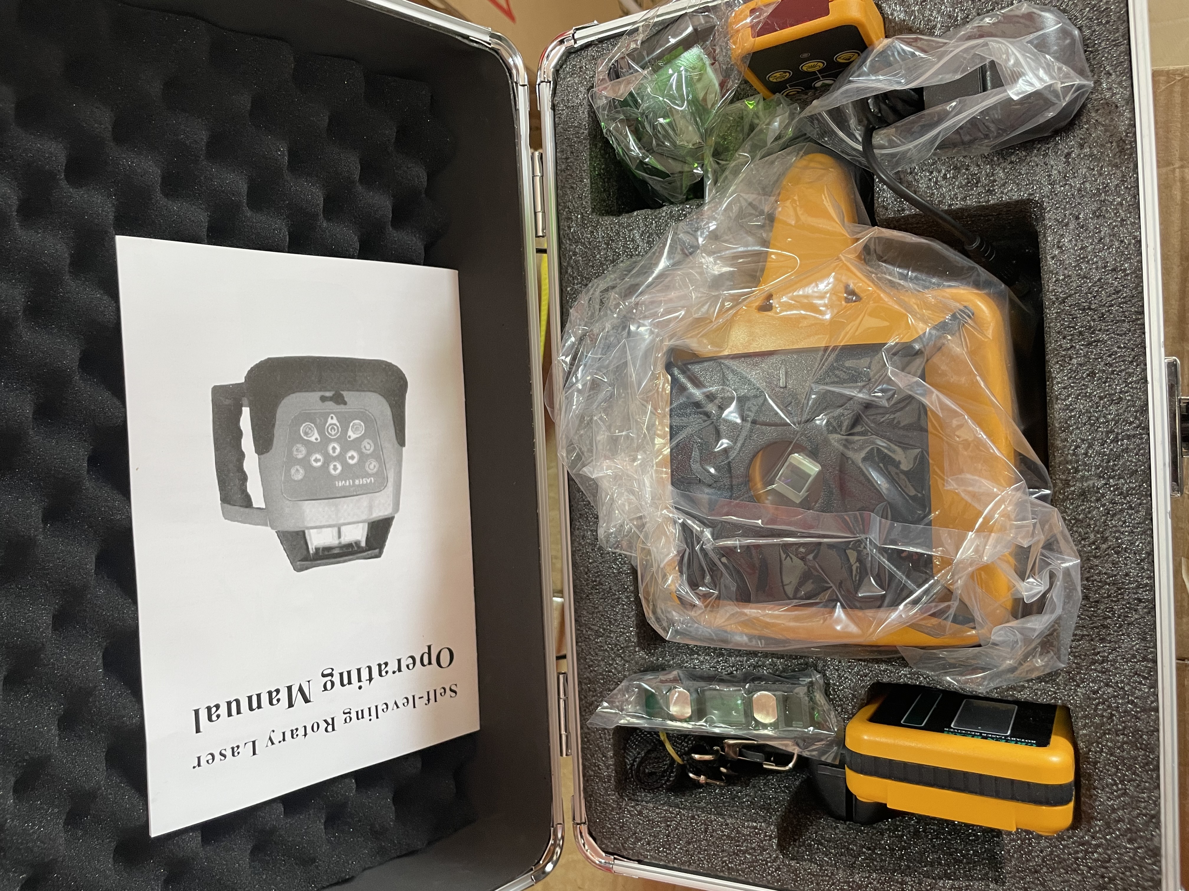 NIVEAU LASER "VERT" AUTONIVELANT BALAYAGE ROTATIVE 360° JUSQU’À 500 MÈTRES.