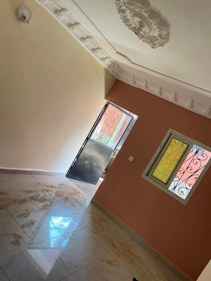 Studio neuf avec gardien, forage parking à Odza Meyo Pas de cuisine