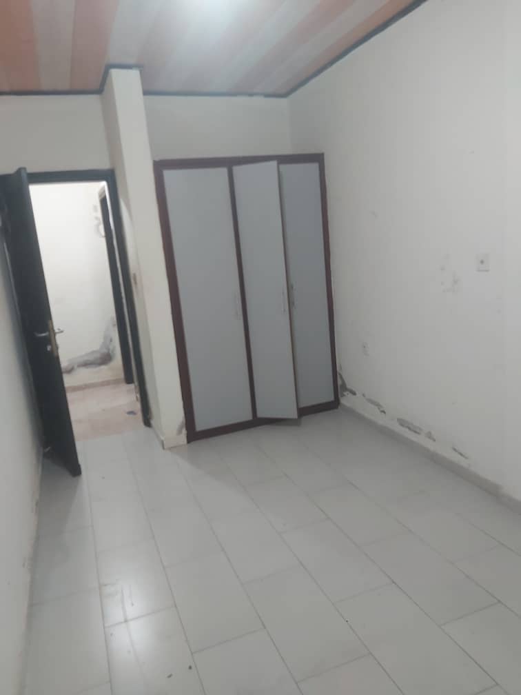 Studio neuf avec gardien, forage parking à Emana ,non loin de la route