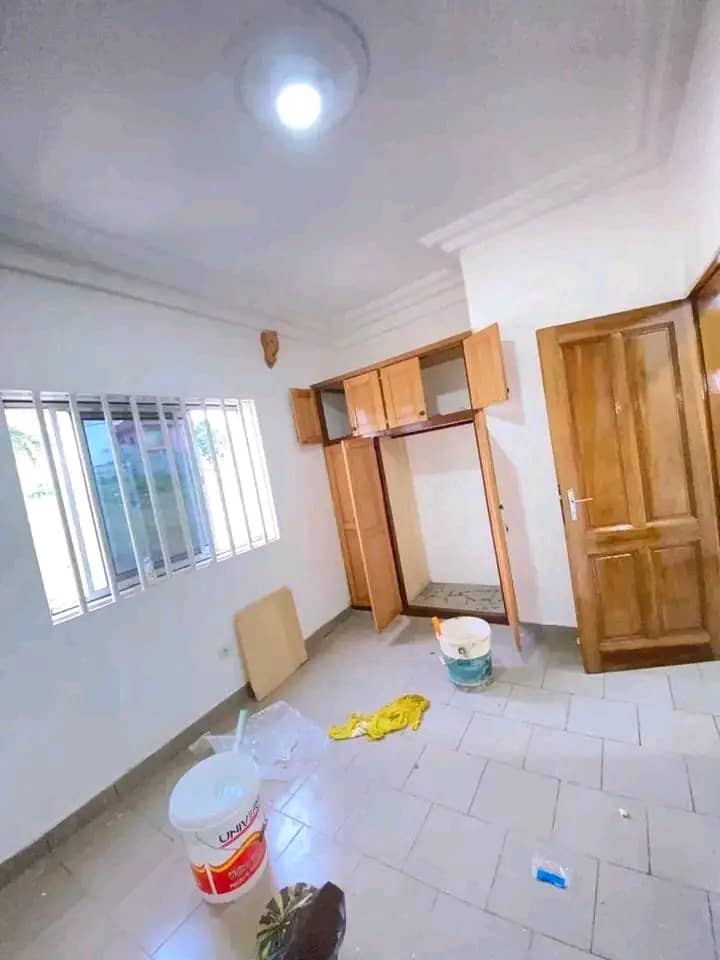 Studio haut standing, forage parking à Olembé