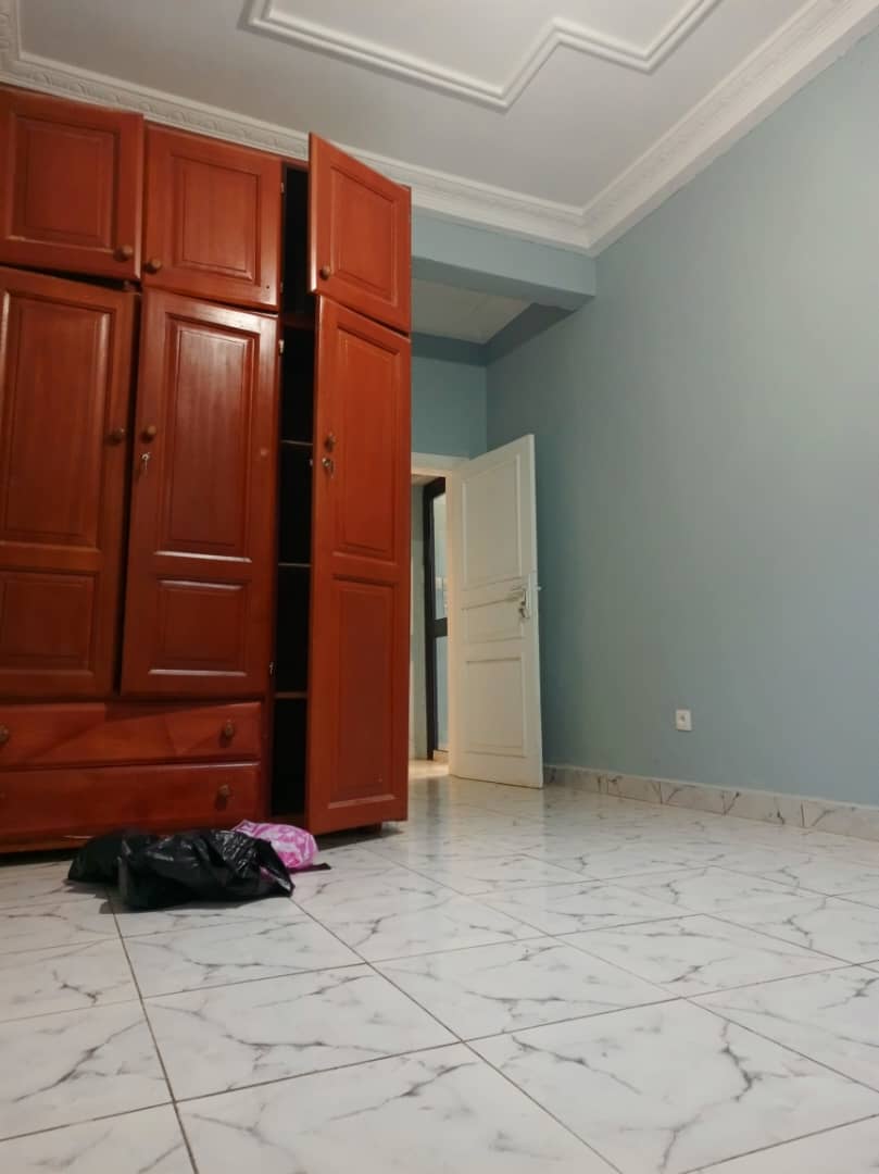 Appartement haut standing avec climatisation, eau chaude , gardien, forage, parking à Simbock