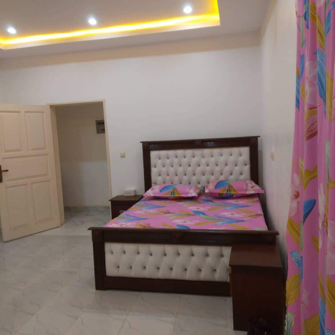 TSINGA VILLAGE MAISON ULTRA MODERNE À VENDRE , bordure goudron.