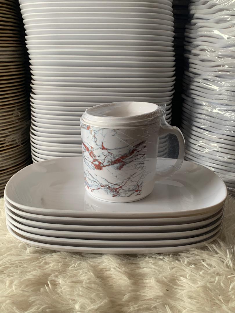 assiette 12 pièces avec 1 cup et 1 plateau