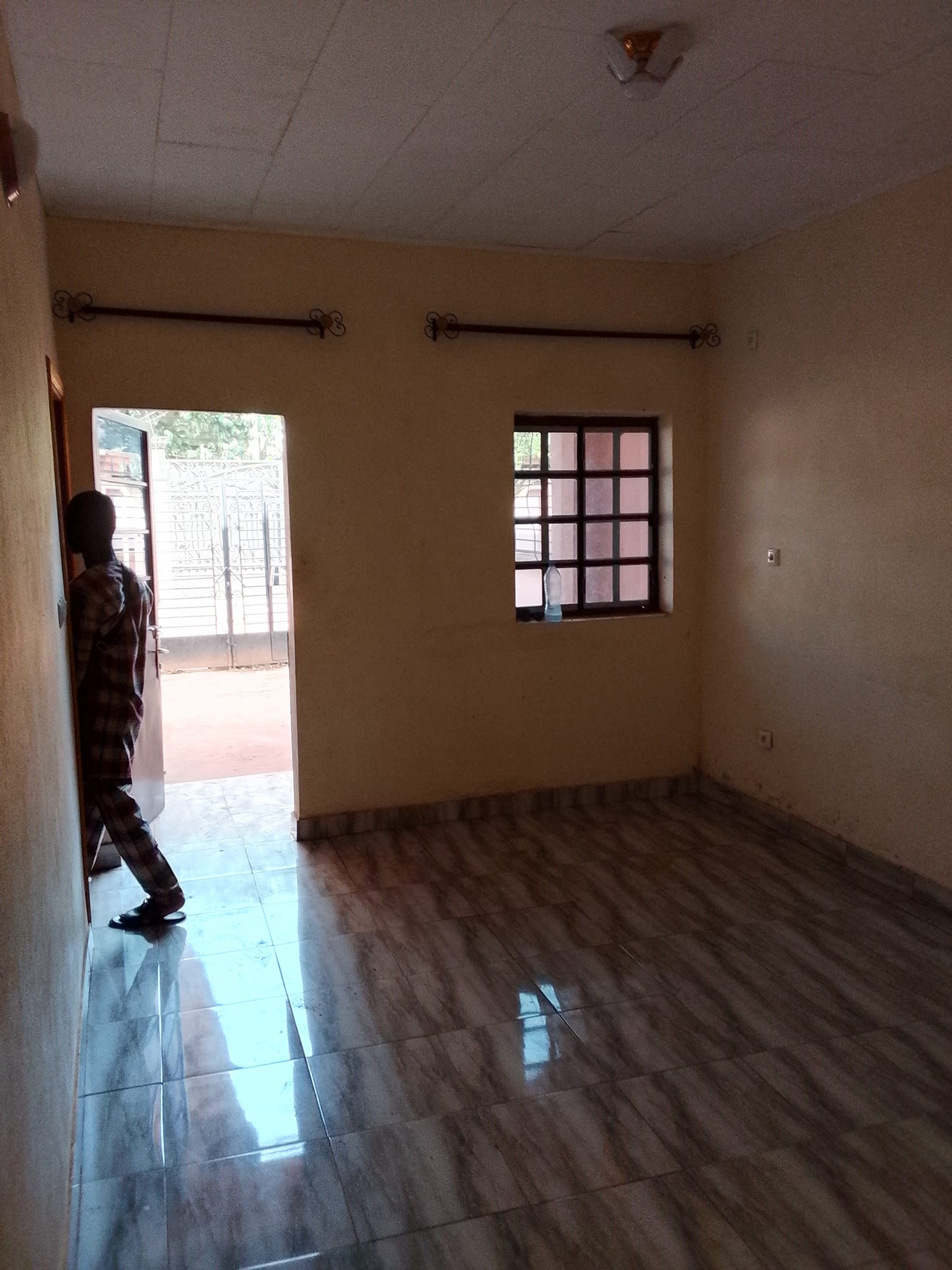 Studio individuel avec compteur prépayé, forage , parking à Nkolfoulou. Moto 100f. Ou à pieds