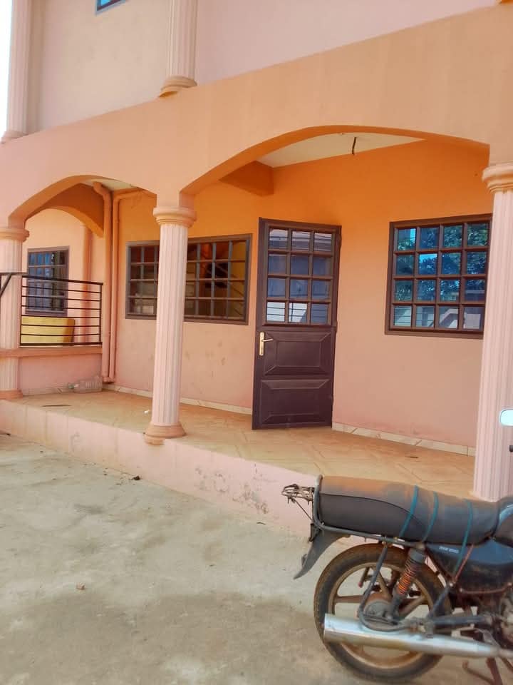 Appartement individuel avec compteur prépayé, forage , parking à Nkolfoulou. Moto 100f. Ou à pieds