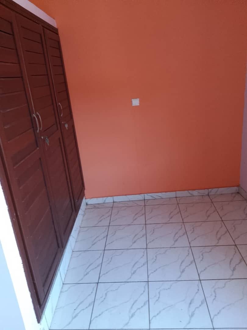 Studio à louer mensuellement à Emana, bordure de goudron . Avec parking,forage