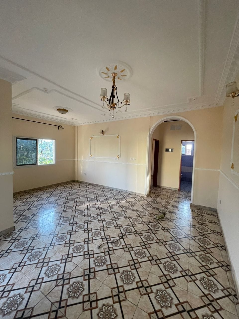 Studio à louer mensuellement à Nkolfoulou, avec balcon ,parking,forage