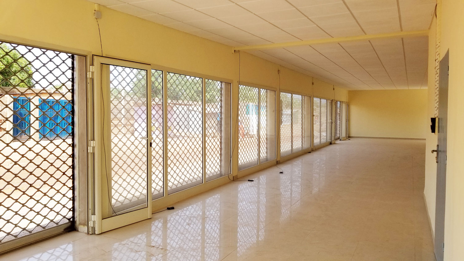 UN SHOWROOM DE 145 M² AVEC UN BUREAU INTÉGRÉ EN LOCATION A KAMSONGHIN SUR PERFECTOR IMMOBILIER