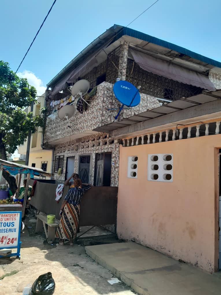 Une cour commerciale à vendre