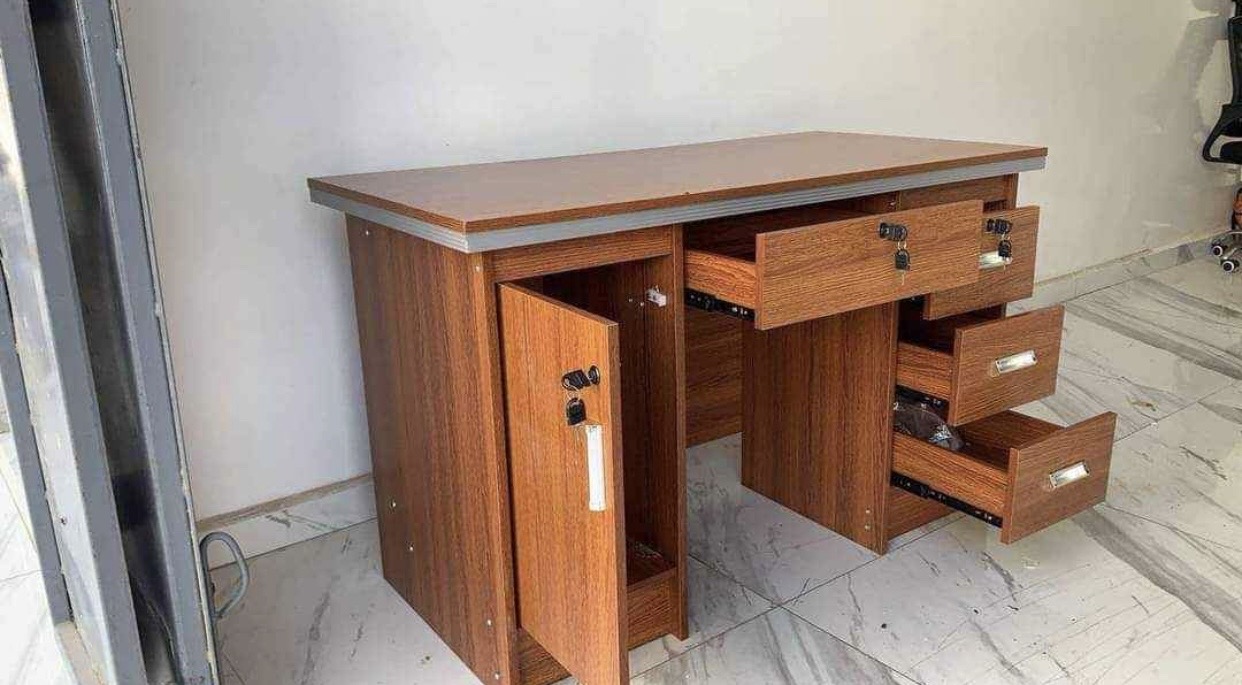 table de 1m20 prix 65 000f tel: 707250845